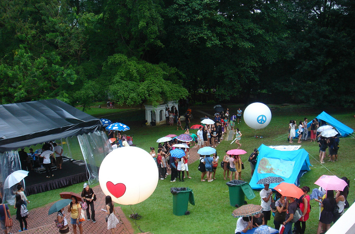 参观活动的人好多.