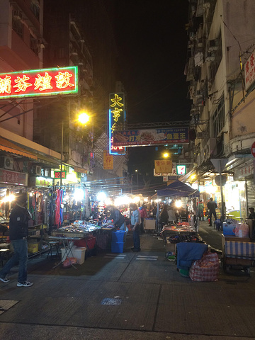 2017东荟城名店仓是香港唯一的名店折扣商场