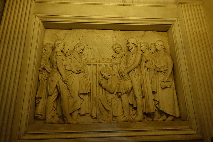 2017工作人员需要查看包里的东西,在这还发生