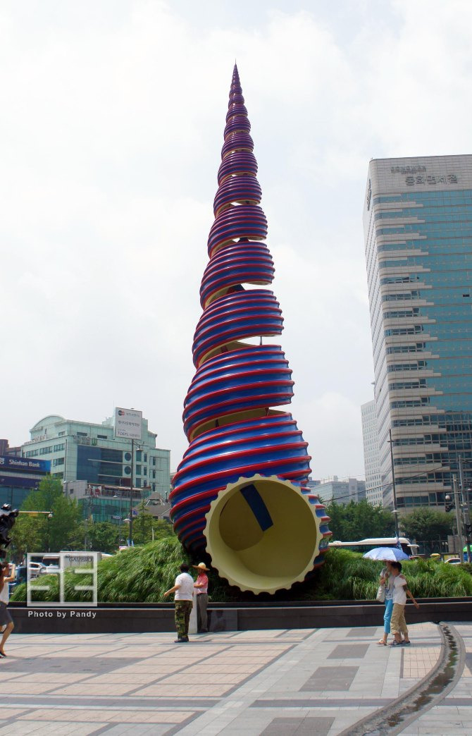 (city hall)站下,由5号出口出来,反方向前行约350米,你就可以看到海螺