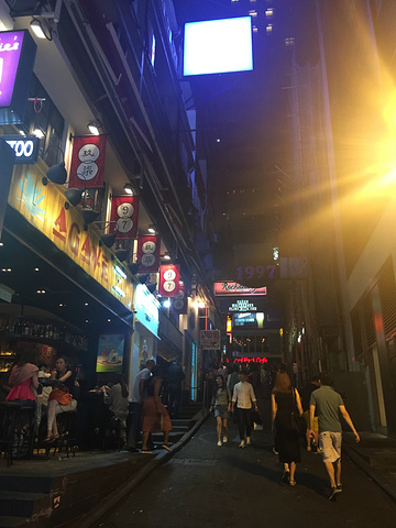 "）去了兰桂坊。大部分都是外国人，也有好多在7-11买了啤酒直接在外面喝的_兰桂坊"的评论图片