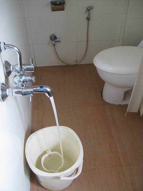 从机场出来后,我乘坐了一辆tutu车,印度的tutu车司机有一个特点,臼乔