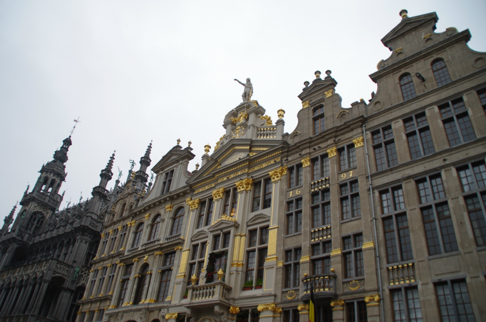 2020布鲁塞尔大广场游玩攻略,广场上可以步行最近的景点,.