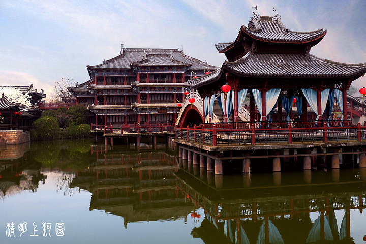 "但那绝对不是小笼包好么！景小 好小 霸气不在。那一道远景很美艳。这是很美的三层建筑 朱雀楼的内部_清明上河图景区"的评论图片