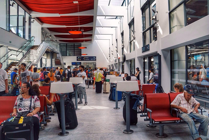 戛纳火车站内部,红白相间的现代风装潢,不像车站反倒更像咖啡馆.