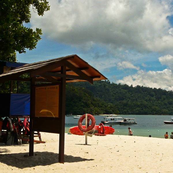 有名的岛屿公园,它是由加雅岛(gaya island),沙比岛,马姆迪岛(mamutik