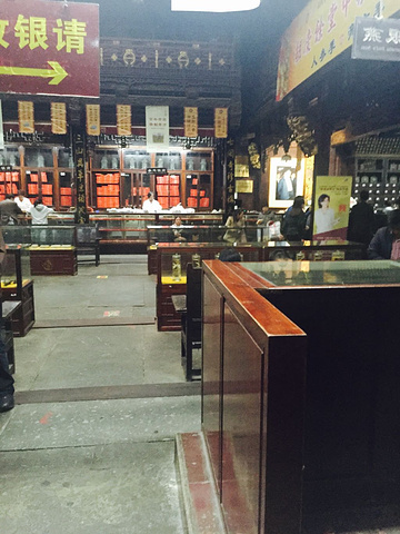 2017正门很气派,整个胡庆余堂也非常大。还是