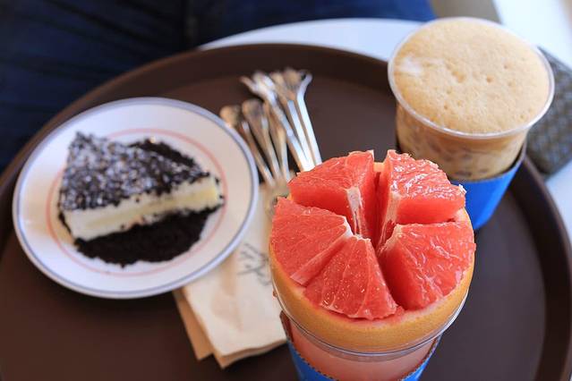 吃完就开始往清潭洞方向走,也可以打车,走路大约要半小时到40分钟.