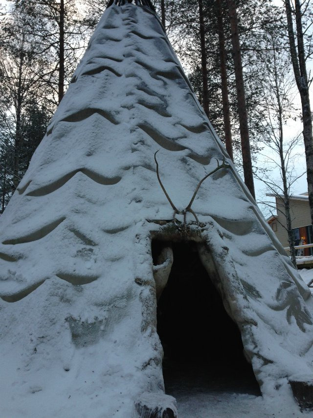 北部萨米人住的帐篷配合圣诞氛围的小灯