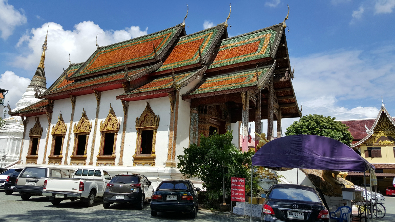 感觉就是这座寺庙就叫帕烘寺外观很美的但整体寺庙的建筑都差不多啊