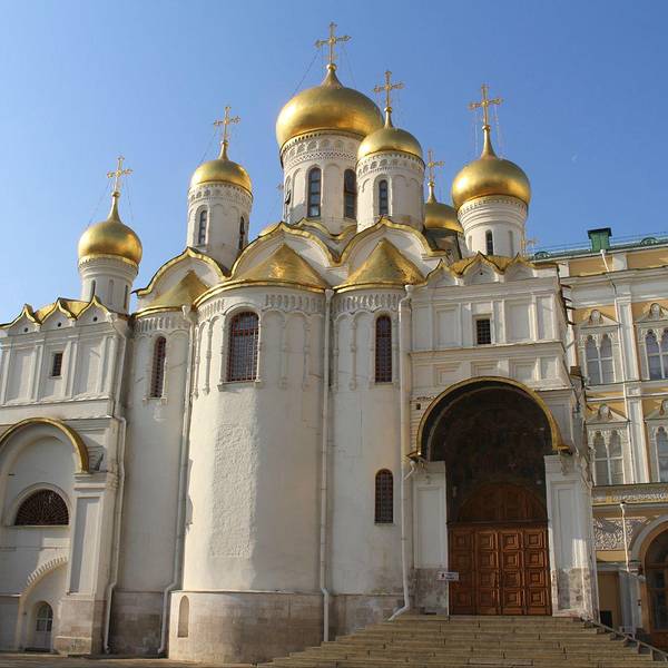 这是一座东正教教堂,位于克里姆林宫内,大教堂广场西南侧,与大克里姆