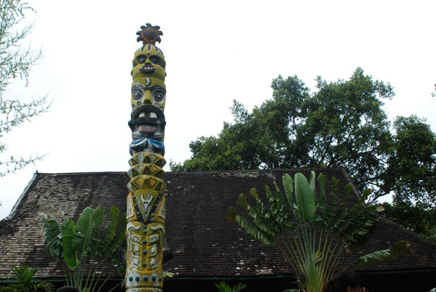 卓巴房的5根神柱显现出它的神圣权威.这是其中一根.