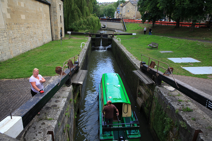 埃文河(avon)不宽的河道上有个小船闸,非常有趣,我们居然在这儿怔怔的
