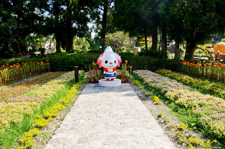 既能当阴,又能很好地将花园与外界隔开。