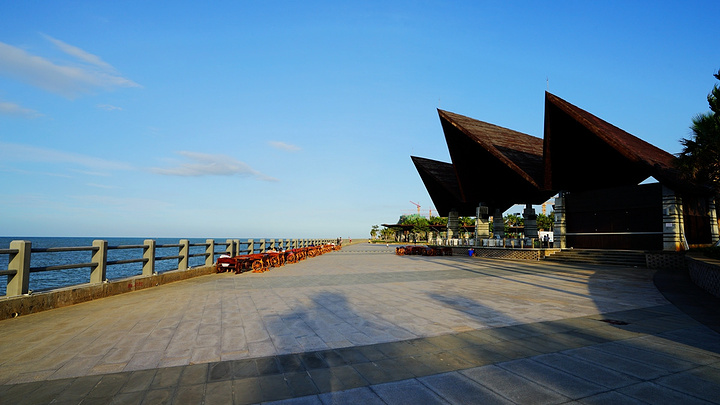 如果是骑自行车的话,可以沿海甸岛转一圈,这个与海口市三桥相连的城