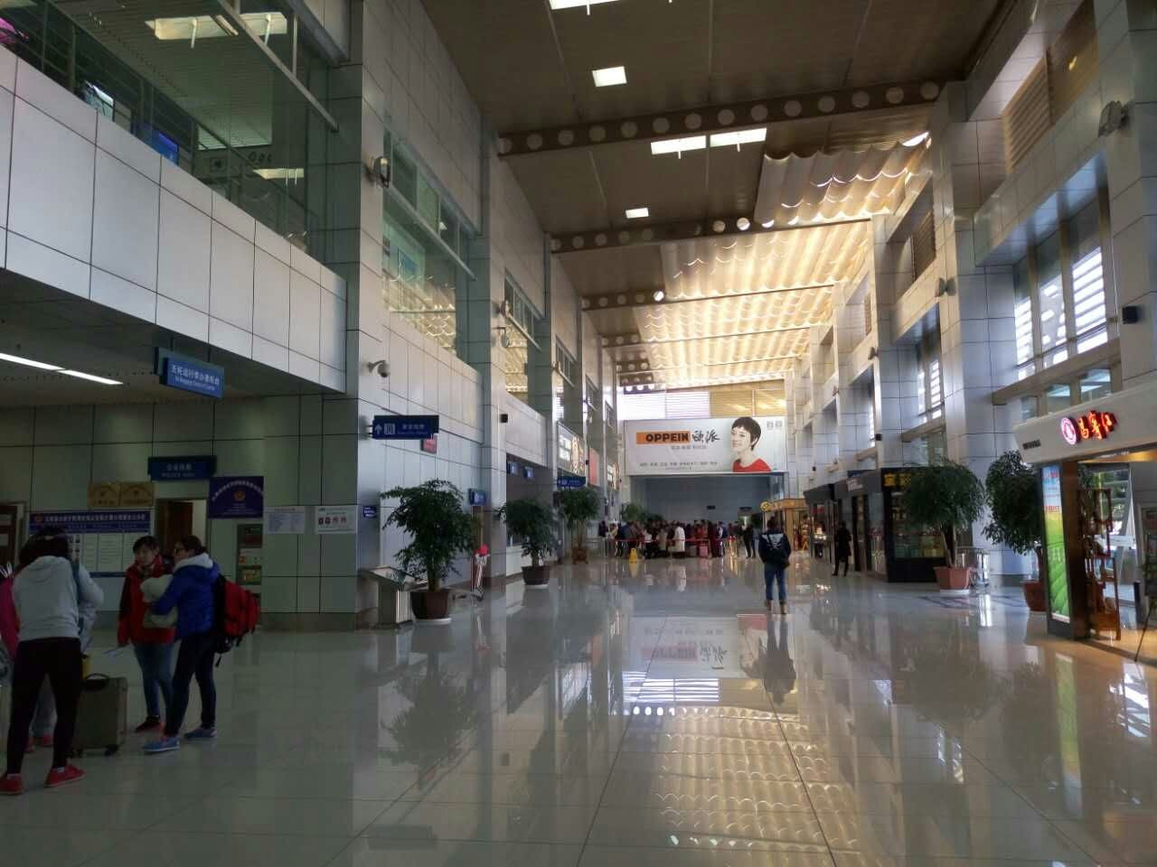 还是从大理机场乘机离开办理手续所需的时间都要比大城市的机场少很多