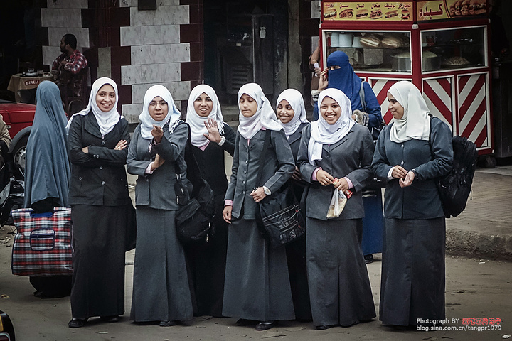 一群漂亮的埃及女学生,热情的跟我们打招呼亚历山大老旧的有轨电车
