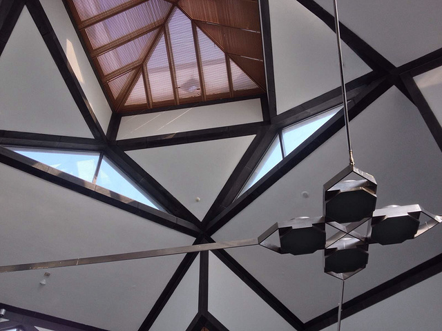 建筑它由建筑大师贝聿铭设计有着传统的苏州园林风格高低错落深灰色