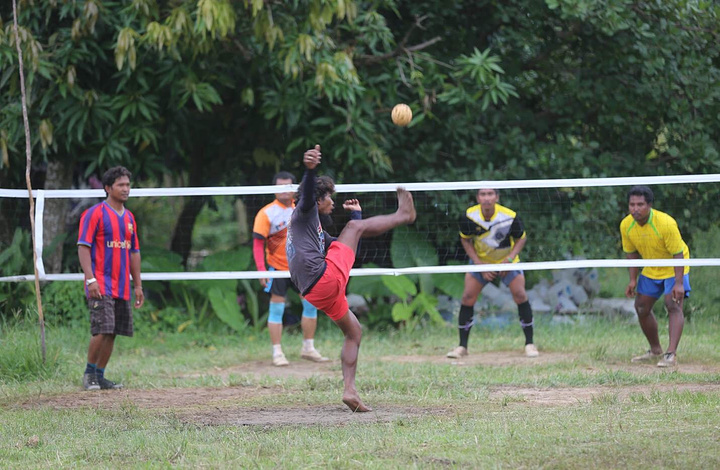 酒店门口有一群生龙活虎的藤球泰国人,有个看得出是高手.