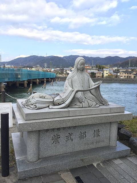 宇治桥头有源氏物语作者紫式部的雕像.