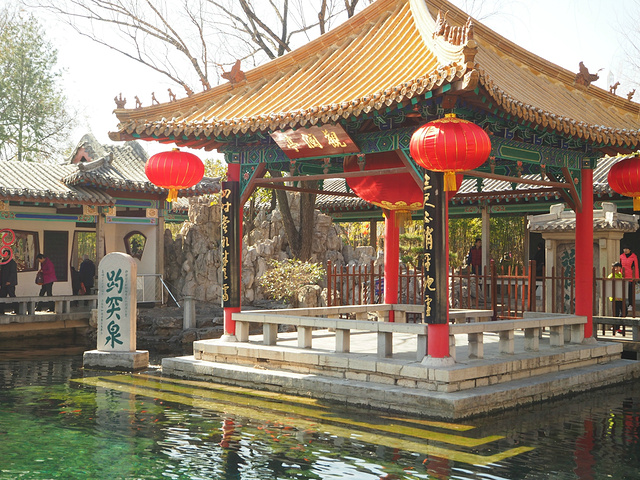 因为是春节期间灯会还没有结束所以游人显得特别多趵突泉可以说是济南