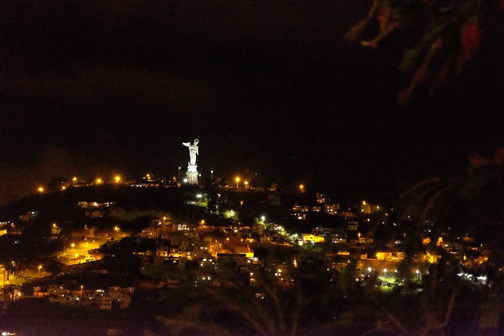 "Jose真是细心体贴 深夜守在门口等我 带我参观酒店 只要我一打开房间门 从三楼楼梯位往下张望..._Quito Old Town"的评论图片