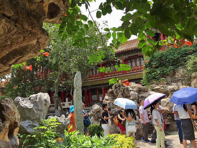 2018御花园位于紫禁城中轴线上,坤宁宫后方,是