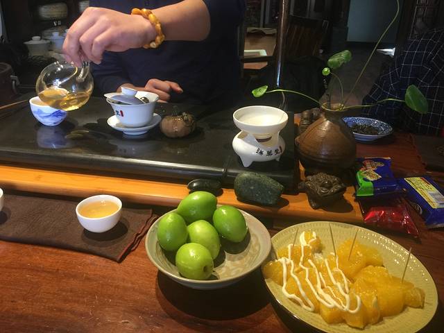 悠闲的喝茶时光 娘娘带客栈几个客人去她古琴师父家蹭茶喝