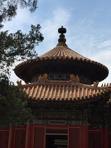 2018御花园位于紫禁城中轴线上,坤宁宫后方,是