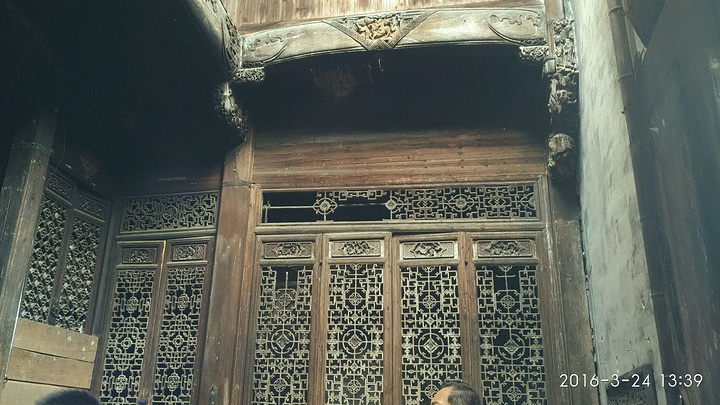 览时间约两小时左右村里的彩虹桥旁边的狮难庙没有