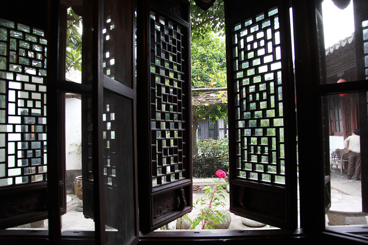 街巷逶迤,高墙深院的住宅建筑,给老街披上了一层幽幽深深的神秘色彩.