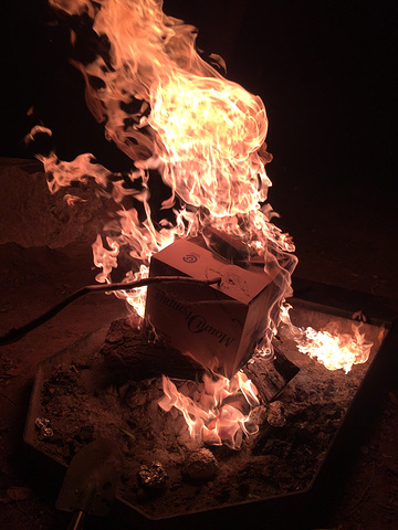 纸盒倒扣着放入火堆后,会积蓄许多的热气在里面,瞬间燃烧起来后火苗会