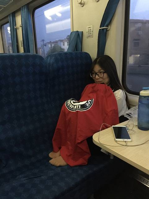 晚点的火车,空调开得巨冷,座位都可以当卧铺了.