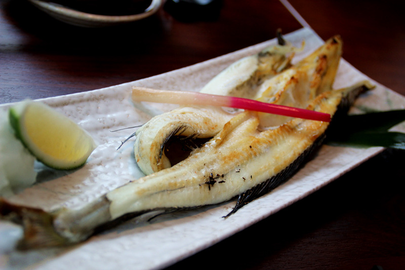 煮牛舌是后厚切的很入味盐烤竹荚鱼原汁原味的烤竹荚鱼吃的时候挤上一