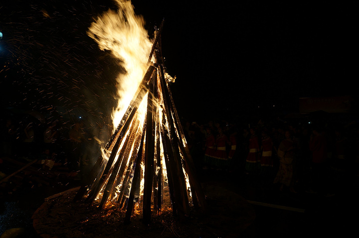 节的狂欢夜,可惜天公不作美,一直晰晰下着小雨,但是激情飞扬的火堆