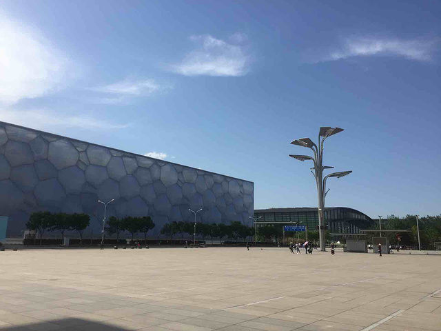 水立方里面非常大而干净让人感觉很舒服很多人都会白天来水立方建议