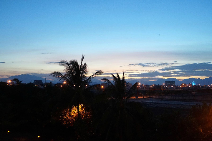 我们问为什么这么多的韩国人,司机先生说,是韩