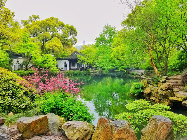 栩栩如生,令游人不由得感叹园艺的构思奇巧_无锡锡惠公园-寄畅园&quot