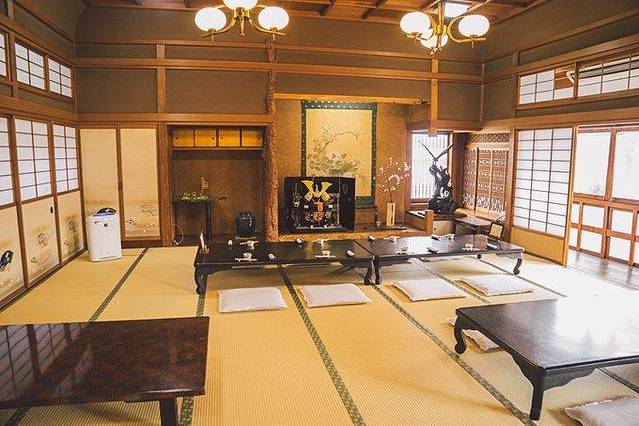 正面也好漂亮,天花板的灯,昭和风强大的和室,觉得巨赞