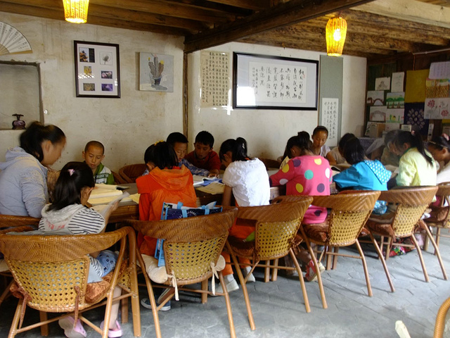 发现一个老婆婆在教小朋友们读英语。再次被这