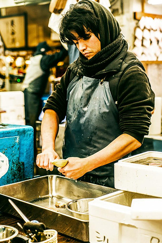 挖贝类的小哥.称虾的大爷.买东西的欧巴桑.老伯在清洗自己的鱼箱.