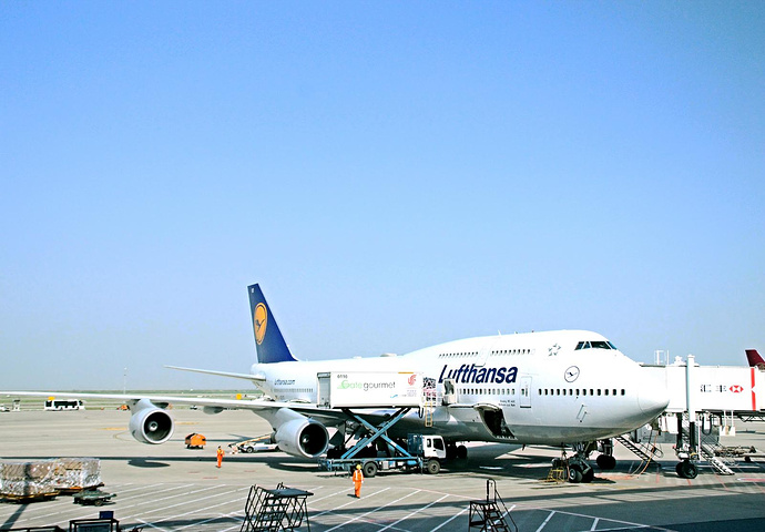 飞机延误非常严重一直在机场等到日落还没登机机场人还不算太多浦东