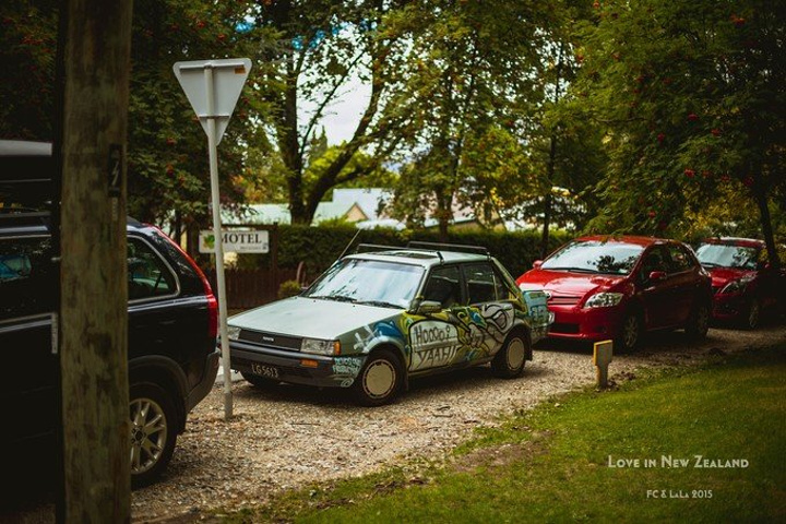 很多商店都写着新年快乐的祝福标语,显得格外