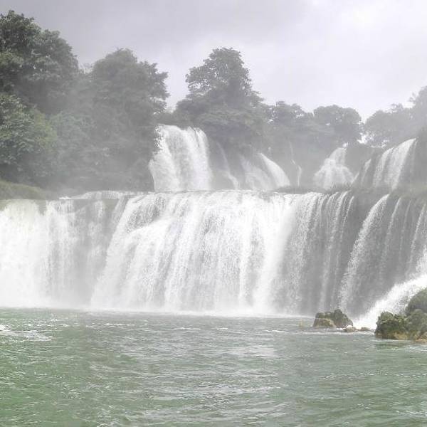 跨国瀑布德天瀑布位置 9dbf2f37d472b853.jpg_600x600x70_9b29085f.jpg