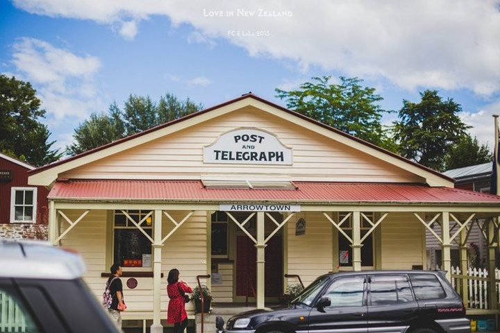 很多商店都写着新年快乐的祝福标语,显得格外