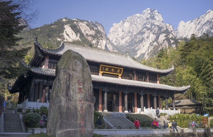 当我们到达慈光寺站时, 发觉因为道路维修已经取消了大巴接载, 有告示