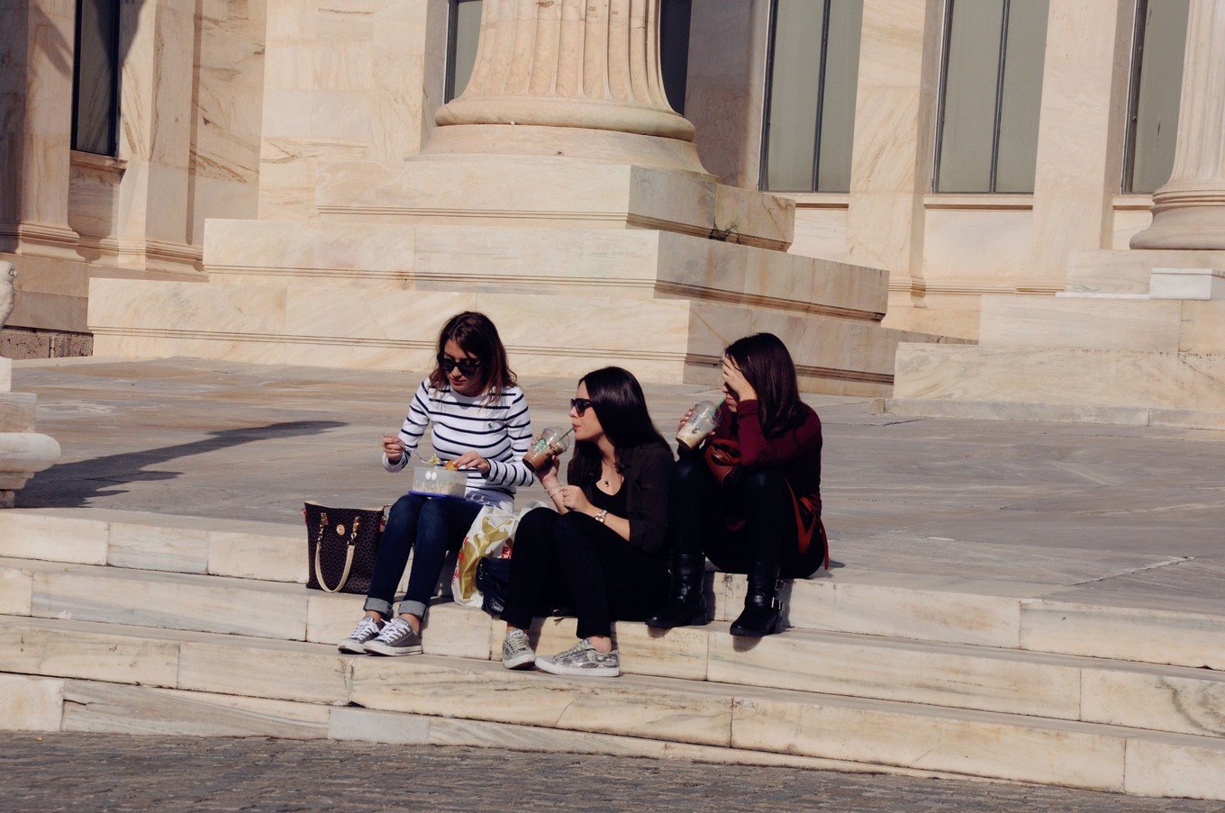 镜头又扫到了希腊美女.真美啊