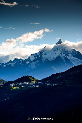 神峰的环抱下显得就像一块碧玉一般女神山的形状也是那么的惊艳不善