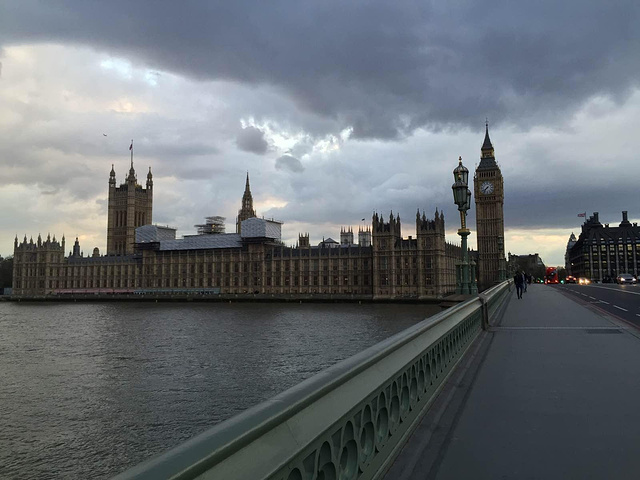 southwark桥与黑衣修士桥威斯敏斯特桥与北岸的大本钟议会大厦北岸