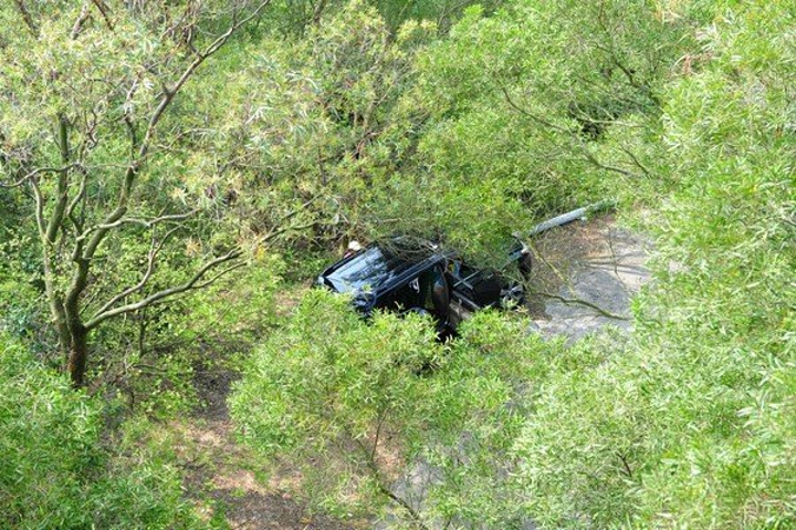 感觉景区没有什么游客,就与售票处商量了一下,4个人买3张票,管理人员